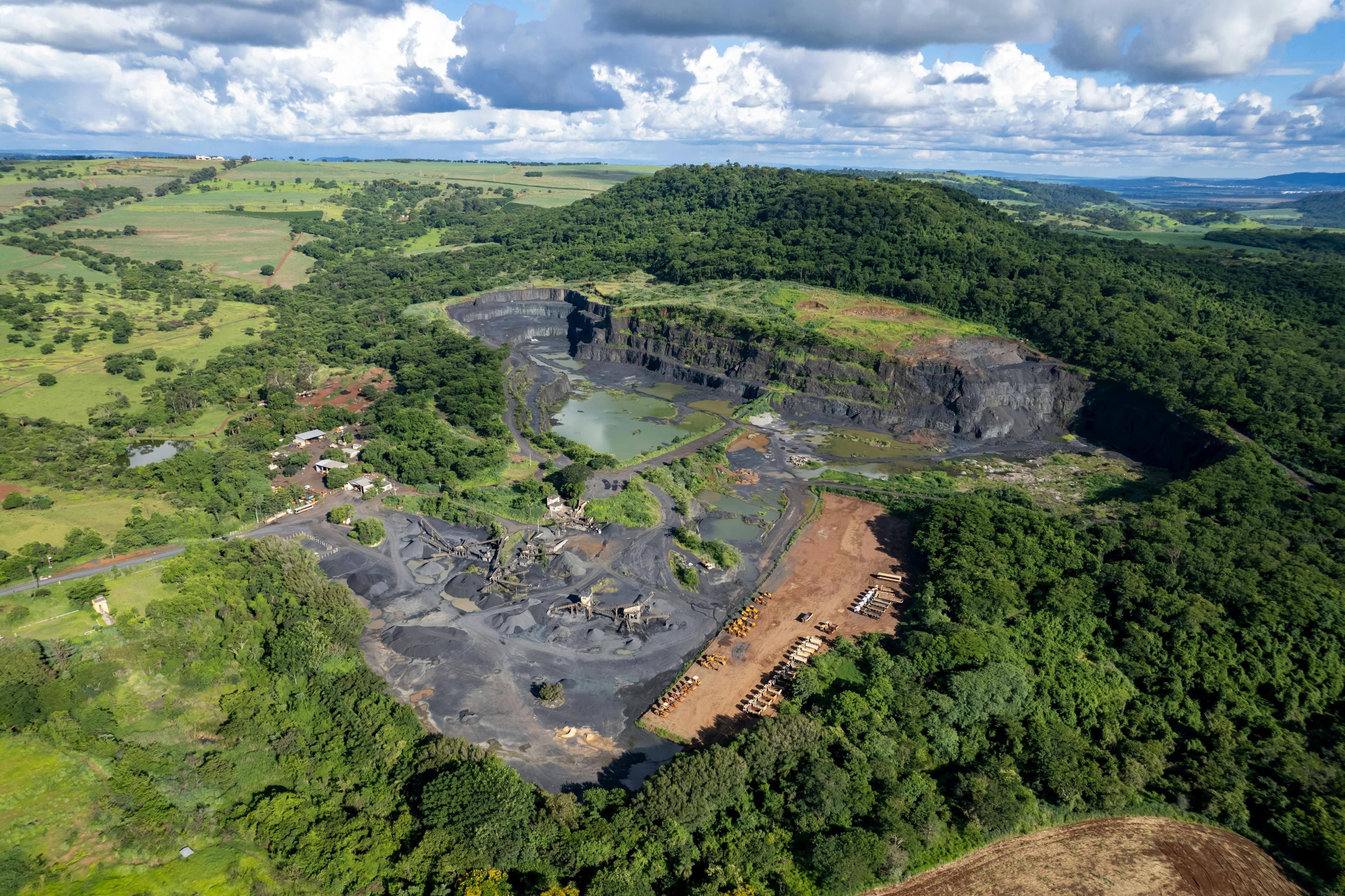 Grande escavadeira em operação de mineração